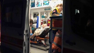 Ticari taksi ile çarpışan otomobilde bulunan yaşlı adam yaralandı