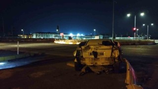 Tır kırmızı ışıkta bekleyen otomobile çarptı: 3 yaralı