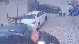 Tırın çarptığı otomobiller savruldu, o anlar kameraya yansıdı