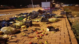 Tırlar kaza yaptı, meyveler yola saçıldı