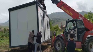 Tomarzada evleri ağır hasar gören vatandaşlara konteynerleri verildi