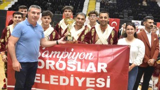 Toroslar Belediyesi halk oyunları ekibi şampiyon oldu