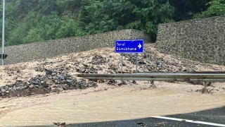 Trabzon-Gümüşhane karayolu sel sularının getirdiği taş ve çamur nedeniyle ulaşıma kapandı