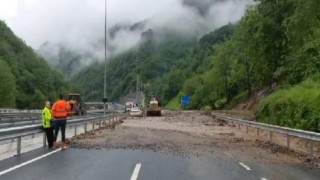 Trabzon-Gümüşhane karayolu yolu sel sularının getirdiği taş ve çamur nedeniyle ulaşıma kapandı