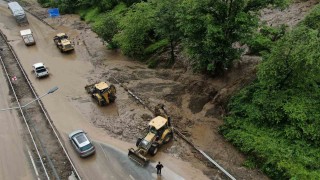 Trabzon-Gümüşhane karayolunda ulaşım sel sularının getirdiği taş ve çamur nedeniyle tek şeritten sağlanıyor