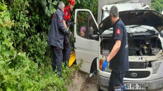 Trabzonda araç köy yolundan karayoluna düştü: 3 yaralı
