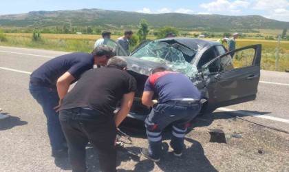 Trafik levhasına çarpan otomobil devrildi: 3 yaralı