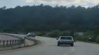 Trafikteki tehlikeli yolculuk kameraya yansıdı: Ayaklarını camdan sarkıttı