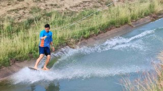 Traktör ile sulama kanalında sörf