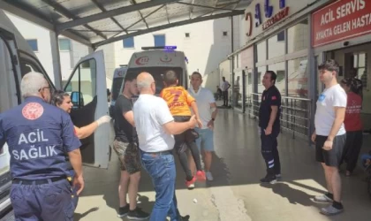 Traktörle çarpışan otomobildeki aynı aileden 3 kişi yaralandı