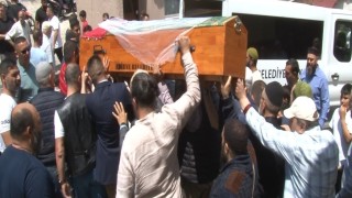 Tüfekle 11 yaşındaki çocuk tarafından vurulan genç kız, tabutuna sarılan duvakla toprağa verildi