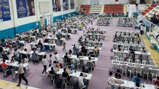 Türkiyenin dört bir yanından Kocaeliye gelen sporcular satranç turnuvasında ter döküyor
