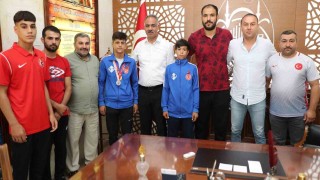 Turnuvadan başarıyla dönen sporculara altın hediyesi