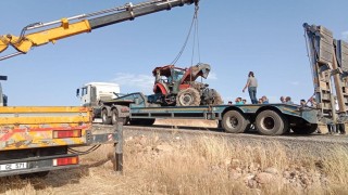 Uçuruma yuvarlanan traktör vinçle çıkartıldı