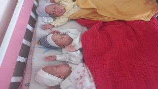 Üçüz bebek dünyaya getiren anne hayırseverlerden bez ve kıyafet yardımı istedi