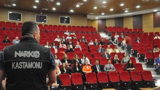 Üniversite personeline En İyi Narkotik Polisi Anne eğitimi