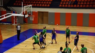 Üniversite personelleri basketbol turnuvasında stres attı