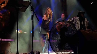 Ünlü şarkıcı Ceylan Ertem Safranboluda sahne aldı