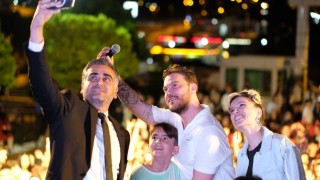 Ünlü şarkıcı Sinan Akçıl, öğrenciler için sahne aldı