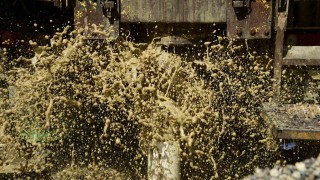 Uzun yıllardır yaşadıkları su sorunu sona erdi: Yerden fışkıran suyu heyecanla izlediler