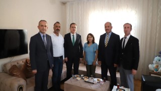 Vali Akbıyıktan minik kıza ziyaret
