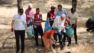 Vali ve belediye başkanı çöp topladı