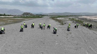 Van Gölü sahilinde çevre temizliği