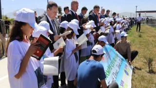 Van Gölü sahilinde temiz bir çevre için kitap okudular