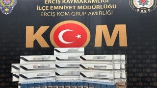 Vanda kaçak sigara, telefon ve akıllı saat ele geçirildi