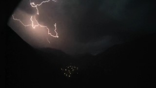 Vanda şimşekler geceyi aydınlattı