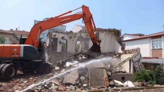 Vatandaşın güvenliği için metruk binalar yıkılıyor