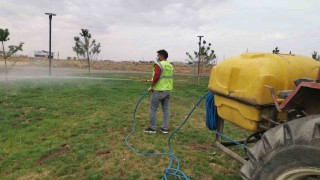 Viranşehir genelindeki parklarda ilaçlama çalışması sürüyor