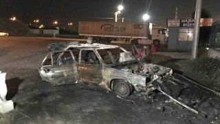 Yanan otomobili bırakıp kaçtı: Aracın üzerindeki piknik tüpü dikkat çekti