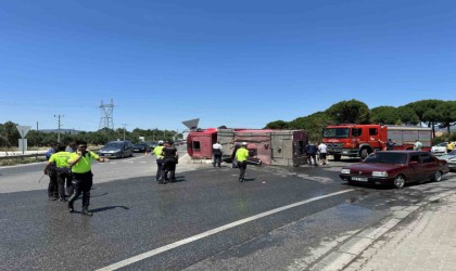 Yangına müdahale etmeye çalışan itfaiye aracı kaza yaptı
