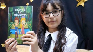 Yaşıtları hikaye kitabı okurken Elif Ceylin hikaye kitabı yazdı