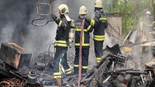 Yaşlı kadının tek başına yaşadığı prefabrik ev alevlere teslim oldu