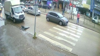Yayaya yol veren otomobile çarpma anları kameraya yansıdı