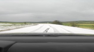 Yaz ayında dolu yağışı kıştan kalma görüntü ortaya çıkardı