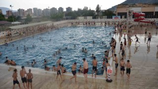 Yaz yağmuru gençlerin havuz keyfini engellemedi