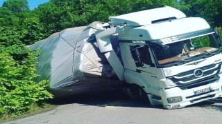 Yem yüklü tır devrildi, yol trafiğe kapandı