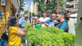 Yenişehirde Çevre Koruma Haftasında vatandaşa fesleğen dağıtıldı