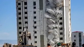 Yıkımı yapılan ağır hasarlı bina sağlam evin üzerine devrildi