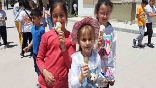 Yıl sonu hayır panayırı düzenlendi, toplanan paralar okula bağışlandı