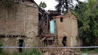 Yıldırım düşen boş haldeki evde yangın çıktı