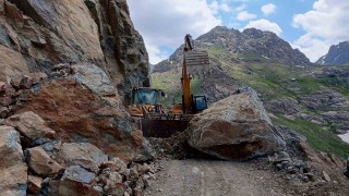 Yola düşen dev kayalar temizlendi