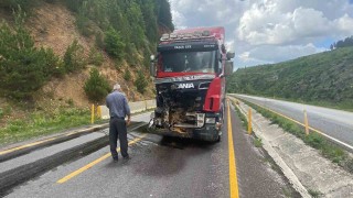 Yolda kayaya çarpan tır pert oldu, sürücünün burnu bile kanamadı