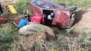 Yoldan çıkan otomobil şarampole devrildi: 1 ölü, 1 yaralı