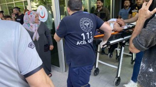 Yolun karşısına geçmek isteyen çocuğa otomobil çarptı