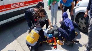 Yolun karşısına geçmeye çalışan kadına araç çarptı: Kaza anı kamerada