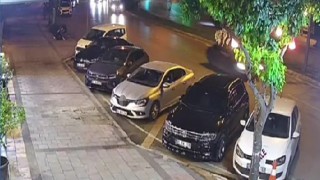 Yolun karşısına koşan gence otomobil çarptı, o anlar kameraya yansıdı